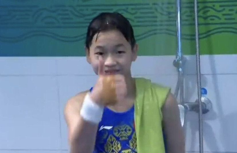 美女直播露胸